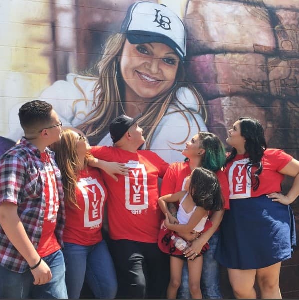 Chiquis y sus hermanos Juan Ángel, Jenicka, Jacquie y Michael, le rinden homenaje a la "Diva de la Banda", Jenni Rivera.