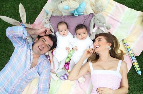 El actor Jorge Salinas y su esposa Elizabeth Álvarez presumen a sus mellizos Máxima y León.