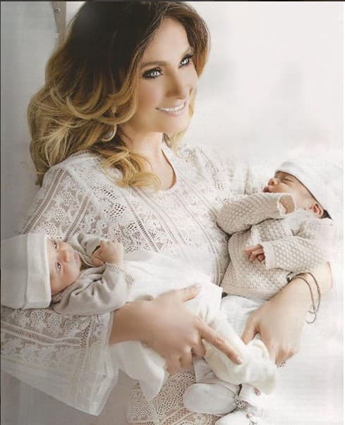 Sin duda Elizabeth desborda amor y ternuna , con esa enorme sonrisa muestra lo bien que le sienta la maternidad.