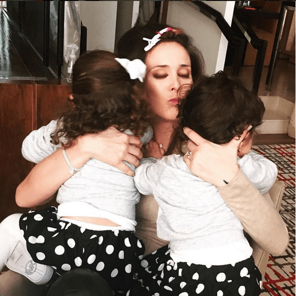 Nada mejor que un abrazo para mami. Jackie se prepara para dar a luz a su tercera hija el próximo verano y también será la presentadora de nuestra noche especial.