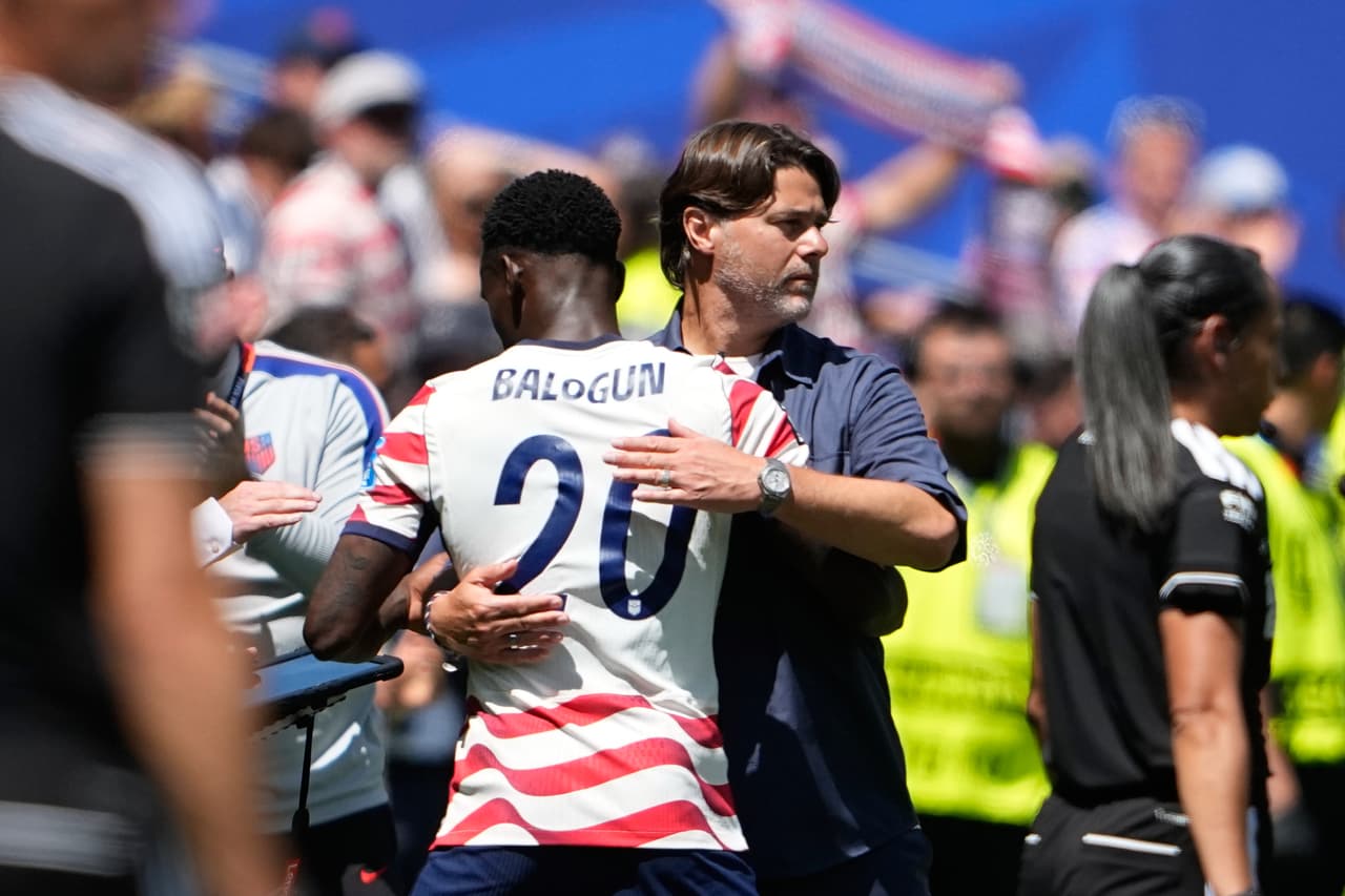 El entrenador de Estados Unidos, Mauricio Pochettino, abraza al jugador de Estados Unidos, Folarin Balogun, después de que fue sustituido durante el partido de fútbol del Grupo D de la Copa Mundial entre Estados Unidos y Australia en Seattle, el viernes 19 de junio de 2026.