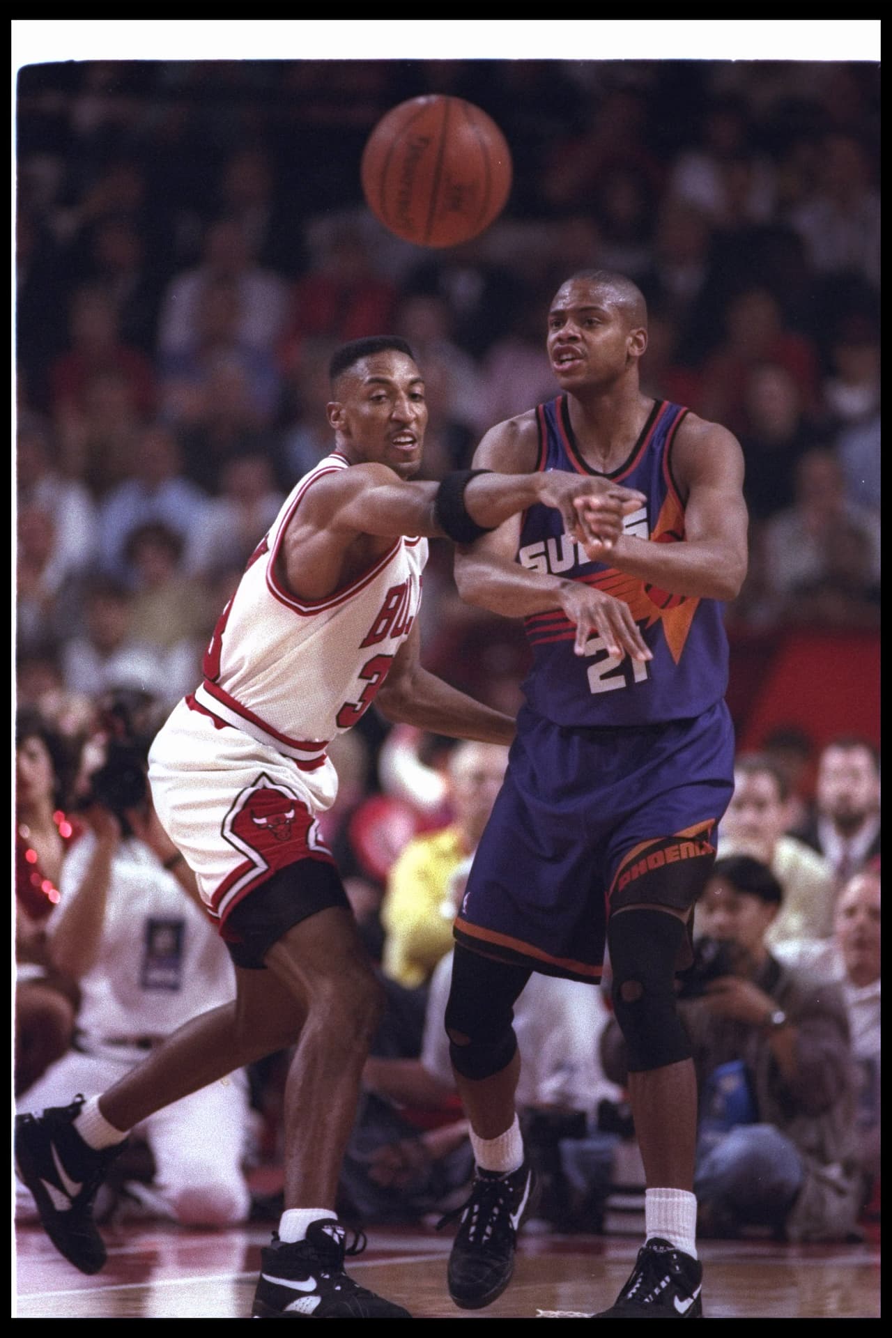 <a href="https://www.nba.com/suns/history/suns-road-1993-nba-finals-finish-line" target="_blank">16 de junio de 1993</a>: El delantero Richard Dumas de los Phoenix Suns pasa el balón durante un juego contra los Chicago Bulls en el America West Arena en Phoenix, Arizona.