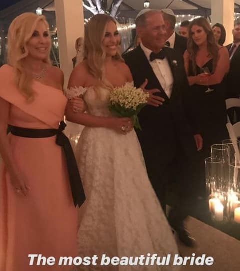 La ahora esposa de Engelson es una 
<b>nutrióloga egresada de Columbia</b> y proviene, según Daily Mail, de una acaudalada familia. Sus padres, Stanford y Sheila, tienen casas en el exclusivo barrio de Los Ángeles, Hidden Hills, y también en Las Vegas. Juntos tienen una fortuna de unos 
<b>500 millones de dólares</b>.