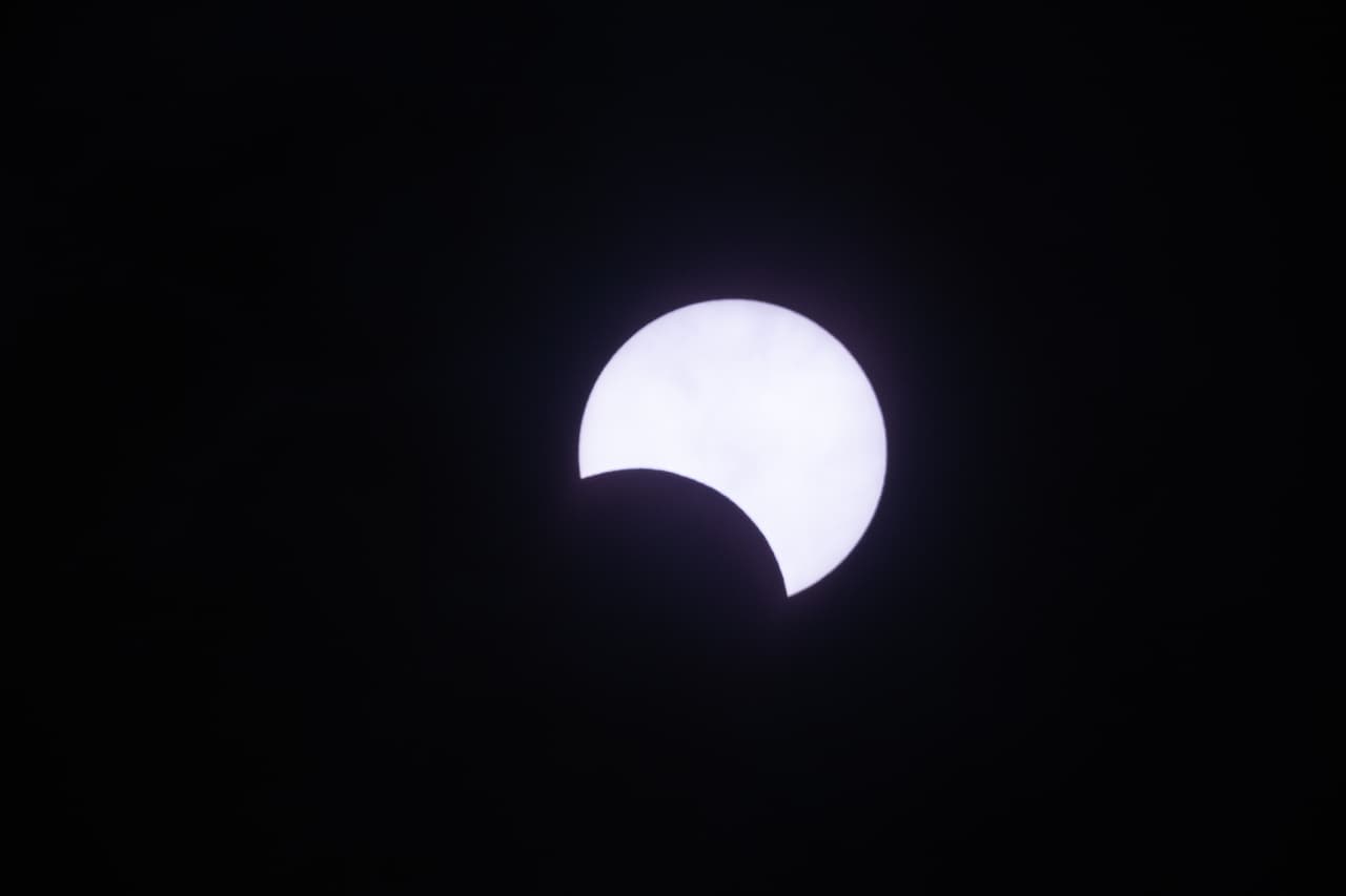 Vista del eclipse parcial de sol desde Hong Kong.