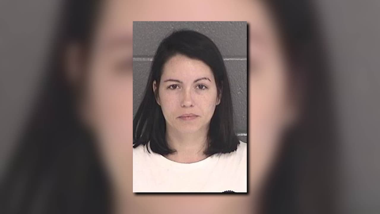 Acusan a empleada escolar de sostener relaciones sexuales con "muchos estudiantes"