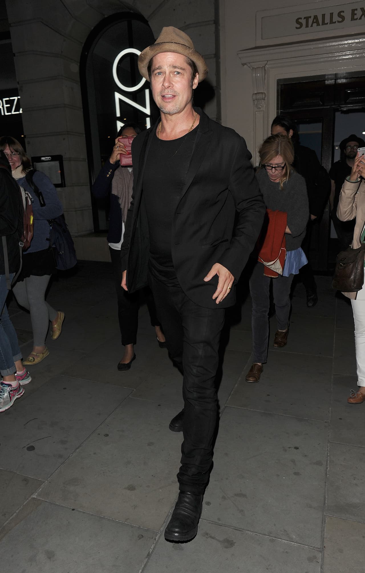 Vestido completamente de negro.