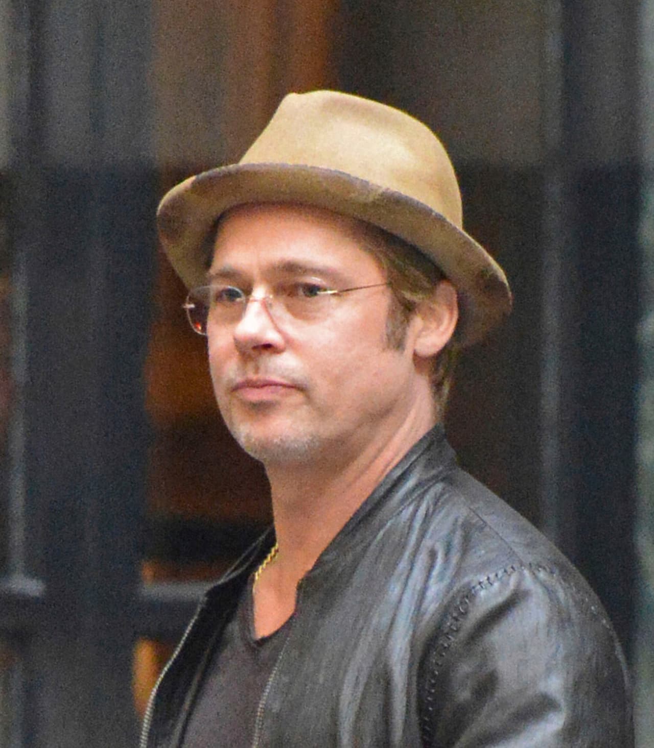 ¿Te gusta así, con lentes y sombrero?