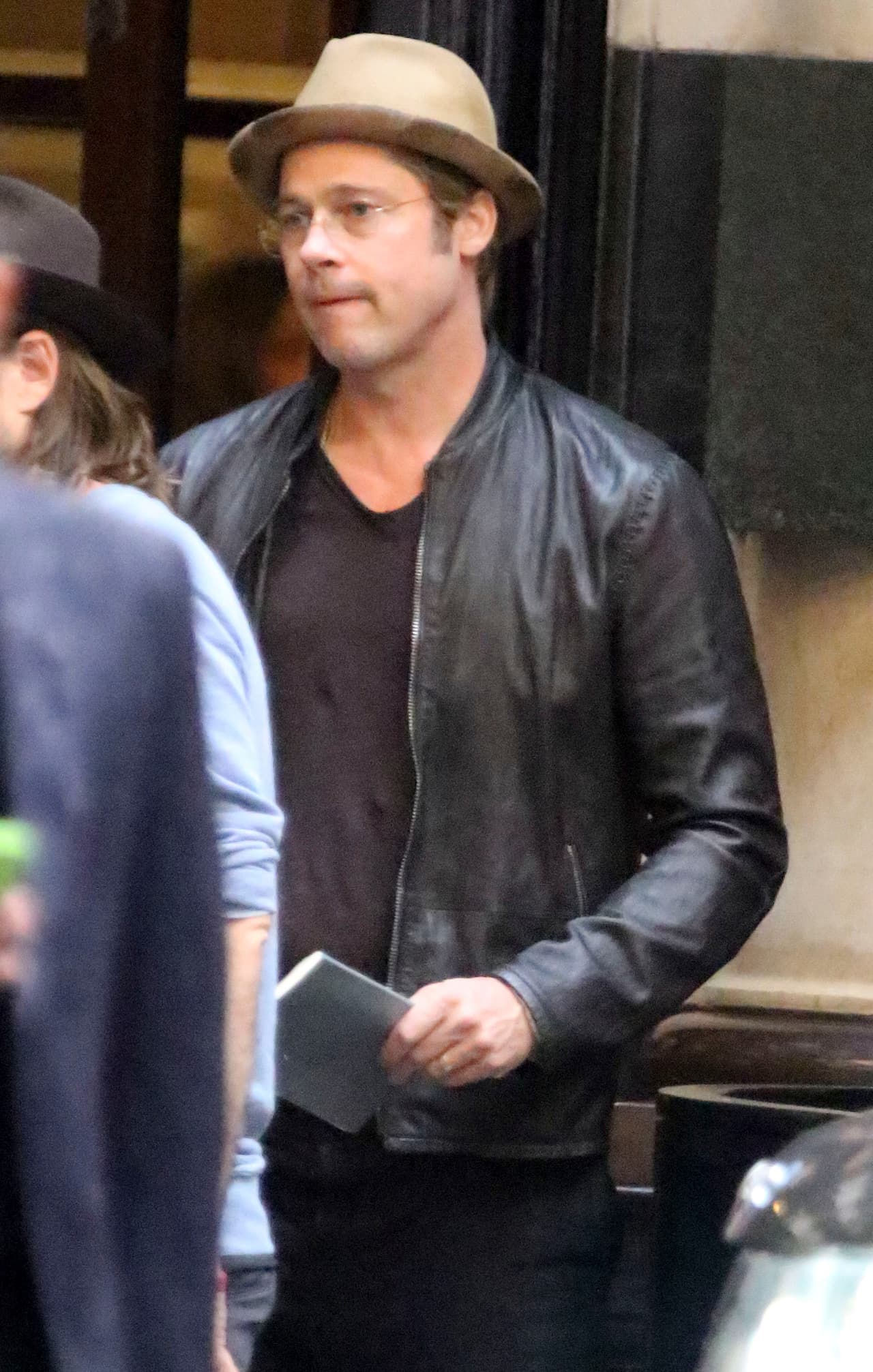 Brad fumando en Londres hace unas semanas.