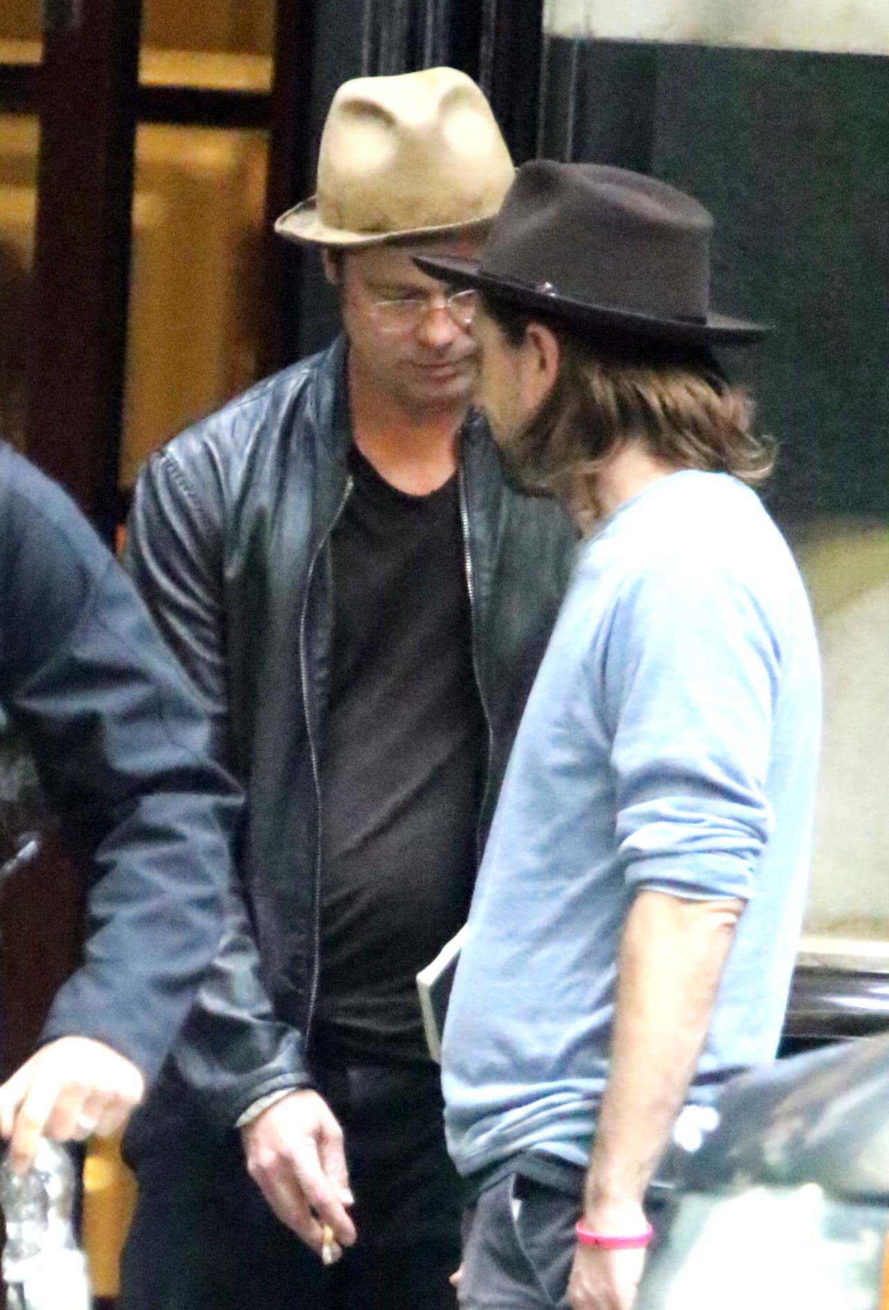 Y se dio una escapadita para fumar en la calle.