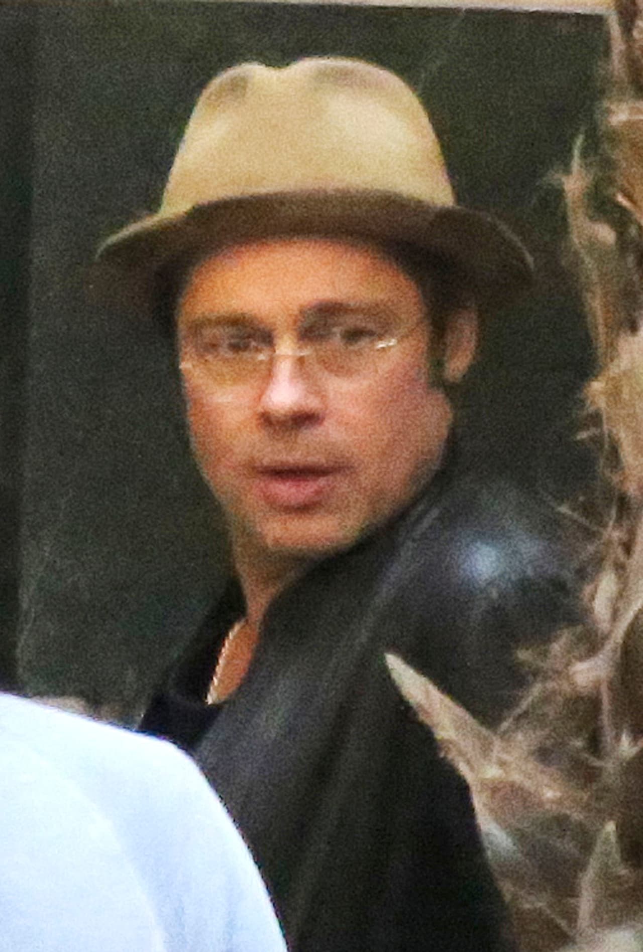 Con anteojos de lectura.