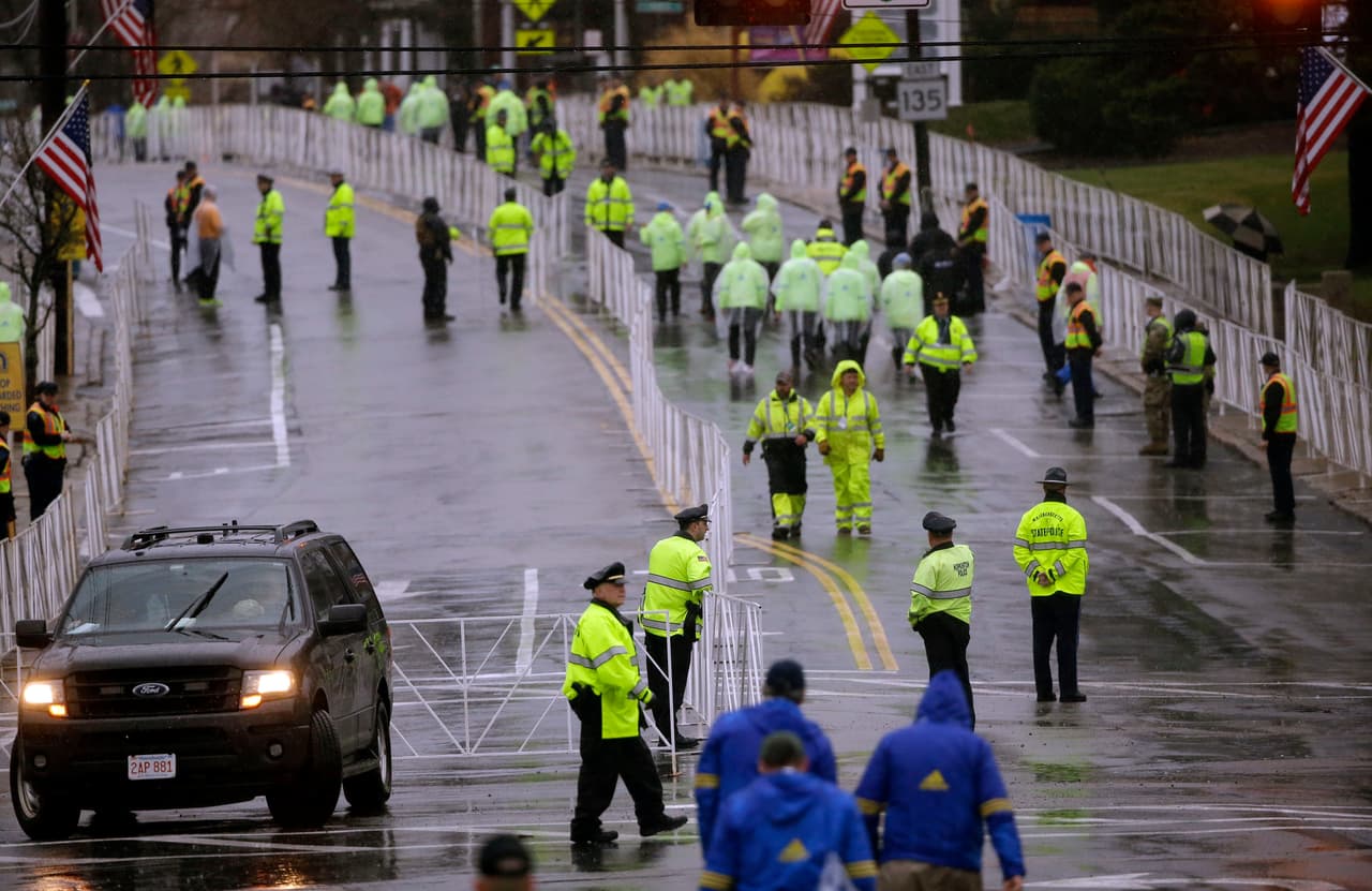 La lluvia fue una inesperada invitada en el Maratón de Boston y obligó a la espera de los participantes en una jornada en la que la seguridad previa estuvo a tope para ofrecer garantías.