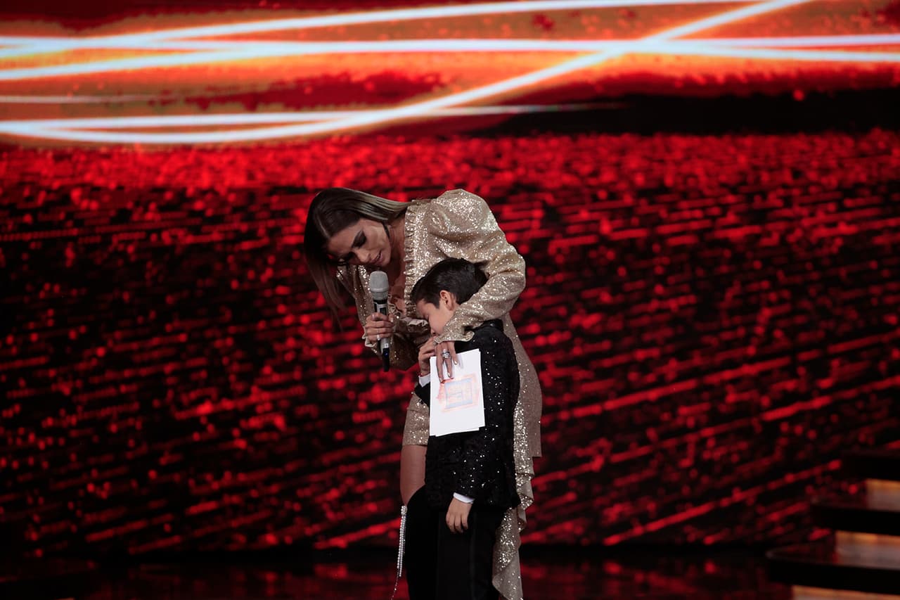 El niño no tuvo la presentación que hubiera querido: no alcanzó el tono adecuado para la interpretación del tema 'Al final', de Emmanuel. Su frustración se convirtió en tristeza.