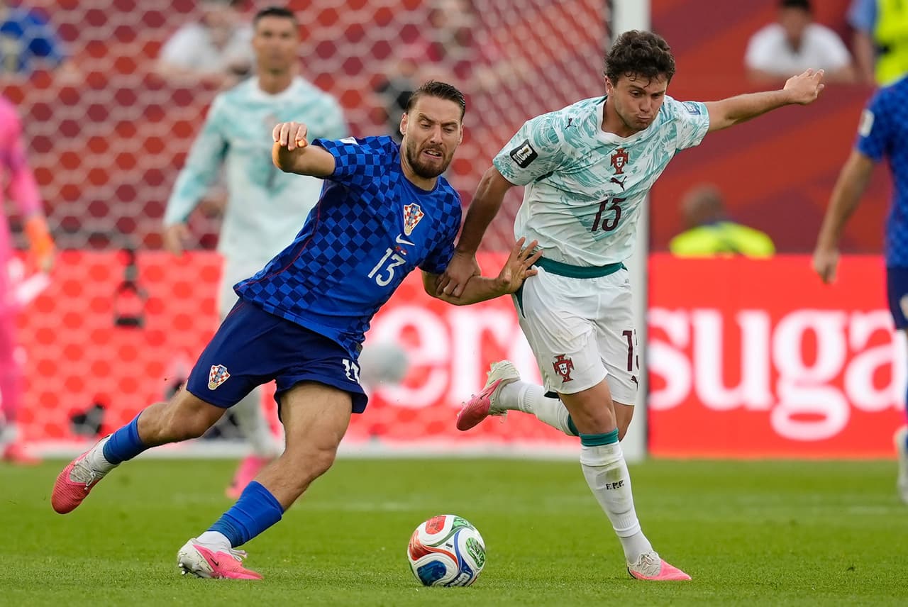 El croata Nikola Vlasic (13) disputa el balón con el portugués Renato Veiga (13) durante el partido de dieciseisavos de final de la Copa del Mundo entre Portugal y Croacia en Toronto, el jueves 2 de julio de 2026.