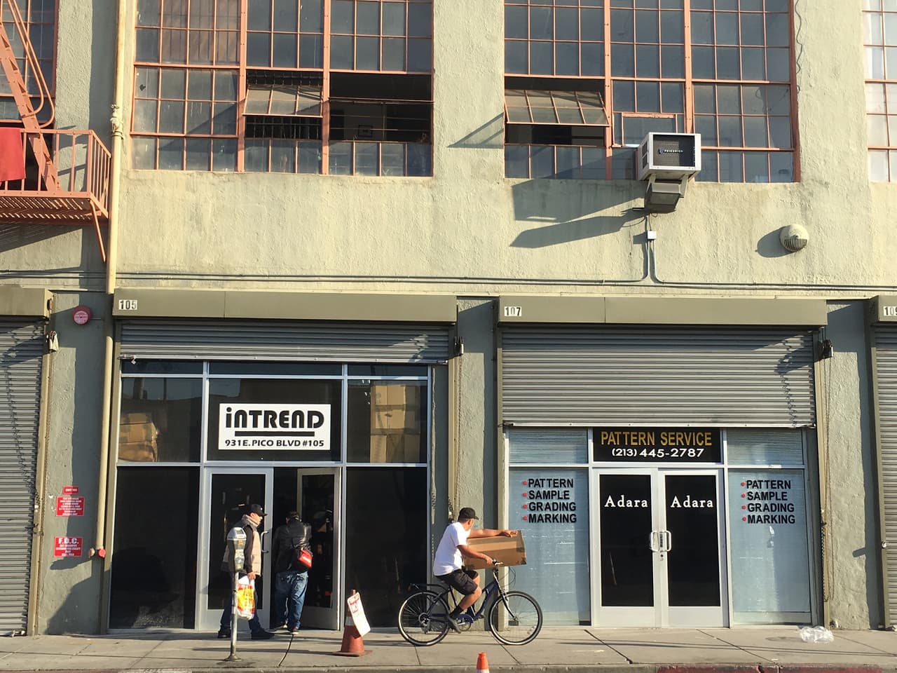 Este edificio en el centro de Los Ángeles representa un riesgo porque ilegalmente se construyeron viviendas sin acatar las medidas de seguridad, según la Fiscalía municipal.