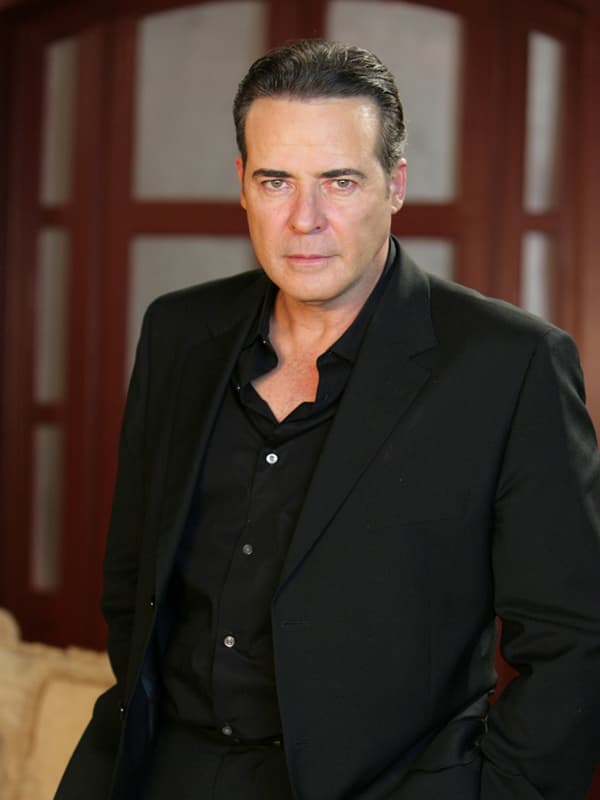 César interpretó a Dionisio Ferrer en Amor bravío, quien junto a Isadora, protagonizada por Leticia Calderón, pretendía quitarle un rancho a los personajes de Silvia Navarro y Cristián de la Fuente. 
<br>