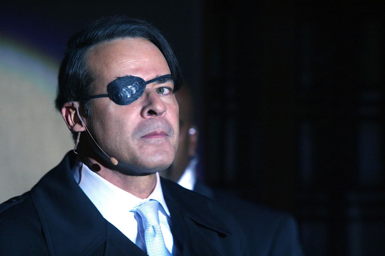 Mientras tanto, 
<b><a href="http://www.univision.com/temas/cesar-evora">César</a></b> interpretó a dos personajes en 'Mundo de fieras'. Uno de ellos, el perverso 'Damián', le hizo ganar un premio TVyNovelas.