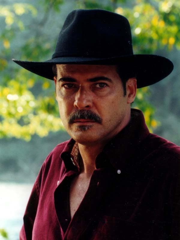 <b><a href="http://www.univision.com/temas/cesar-evora">César</a></b> fue el encargado de hacerle la vida de cuadritos a
<b><a href="http://www.univision.com/temas/victoria-ruffo">Victoria</a></b> en ese melodrama.