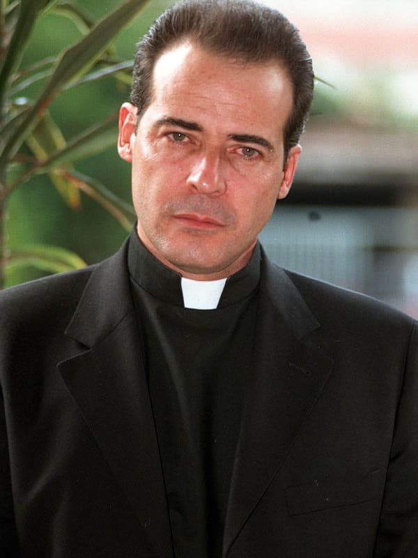 Se recuerda con cariño su aplaudida interpretación del 'Padre Juan de la Cruz' en
<b><a href="http://www.univision.com/programas/novelas/adela-noriega-carla-estrada-y-sus-telenovelas-fotos">'El privilegio de amar'</a></b>, en 1998.