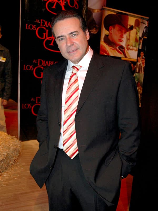 Demostrando su versatilidad,
<b><a href="http://www.univision.com/temas/cesar-evora">César</a></b> aceptó interpretar al cínico pero divertido 'Constancio' en 'Al diablo con los guapos', en 2008.