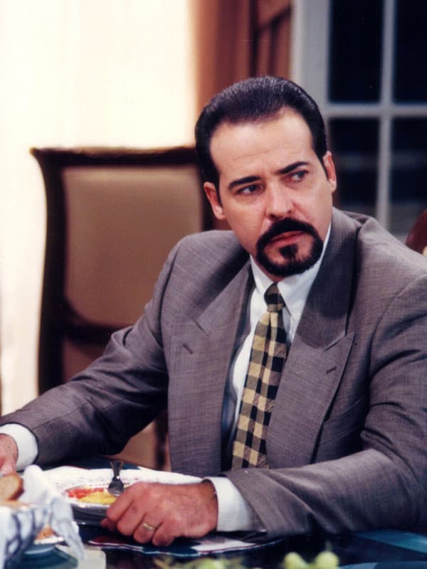 En tanto,
<b><a href="http://www.univision.com/temas/cesar-evora">Évora</a></b> apareció en
<b><a href="http://www.univision.com/programas/novelas/asi-lucen-ahora-los-actores-de-canaveral-de-pasiones-fotos?auto">'Cañaveral de Pasiones'</a></b>,
<b><a href="http://www.univision.com/shows/despierta-america/daniela-lujan-recordo-su-epoca-de-luz-clarita-en-pequenos-gigantes-usa-video">'Luz Clarita'</a></b> y 'Gente Bien', donde hizo a su primer villano