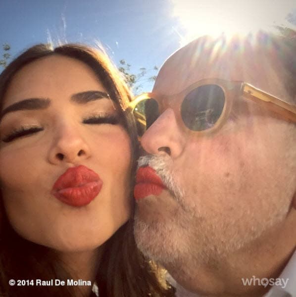 En esta imagen se pintó los labios color rojo para mandar besos al lado de Alejandra Espinoza.