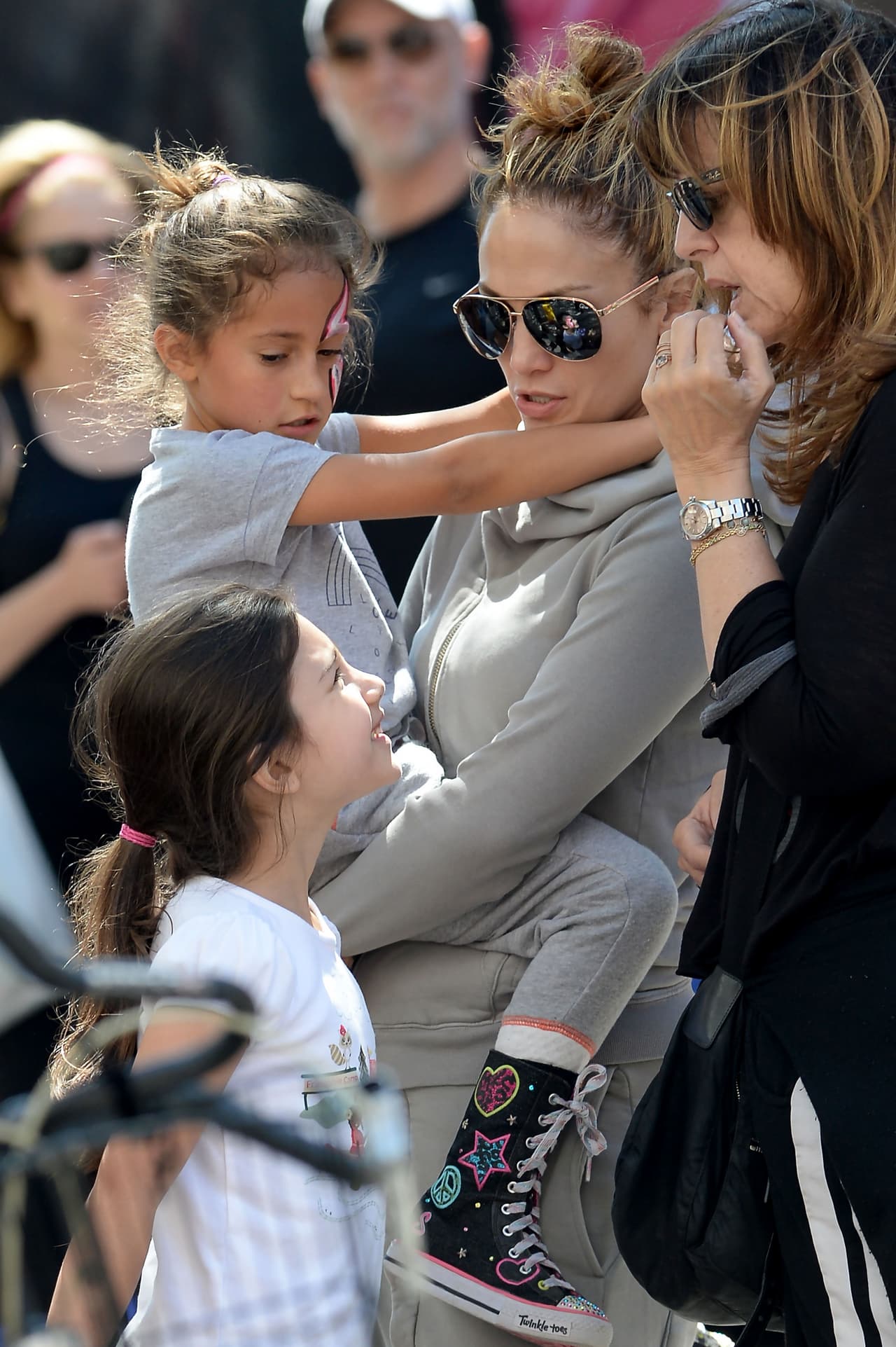 Emme no quería que su mami la bajara.