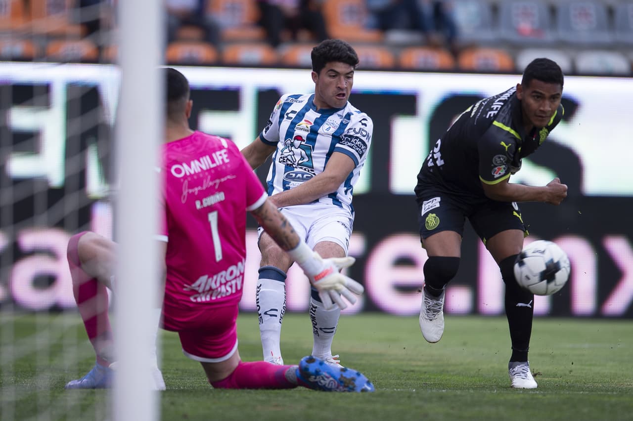 El Pachuca consiguió su segunda victoria del torneo tras vencer por 2-1 a las Chivas. Los Tuzos aprovecharon un grave error del 'Tiba' Sepúlveda y Raúl Gudiño para marcar el segundo tanto después de que Víctor Guzman hiciera el primero. Los rojiblancos reaccionaron con un gol de Ángel Zaldívar por la vía del penal, pero no fue suficiente.