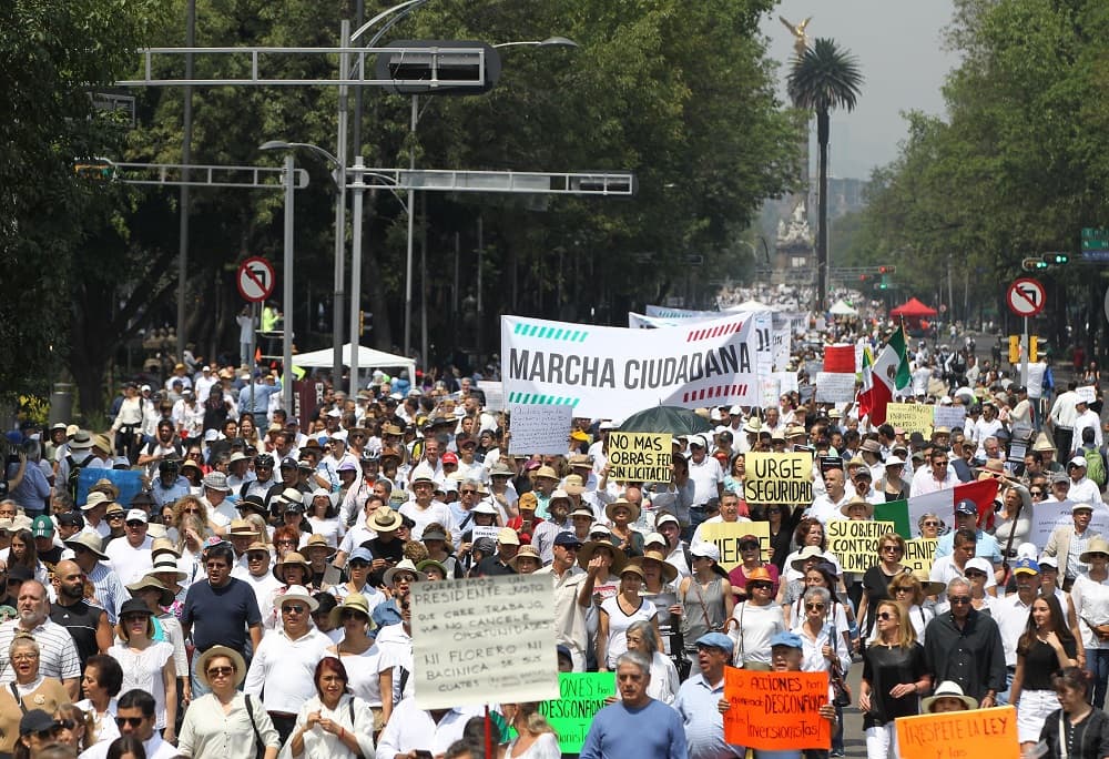 Alrededor de 4,000 personas marcharon del icónico Ángel de la Independencia hasta el Monumento a la Revolución de la capital coreando consignas como "Fuera AMLO" y portando letreros con lemas críticos al mandatario. Pero las manifestaciones también ocurrieron en otras ciudades del país. 
<br>