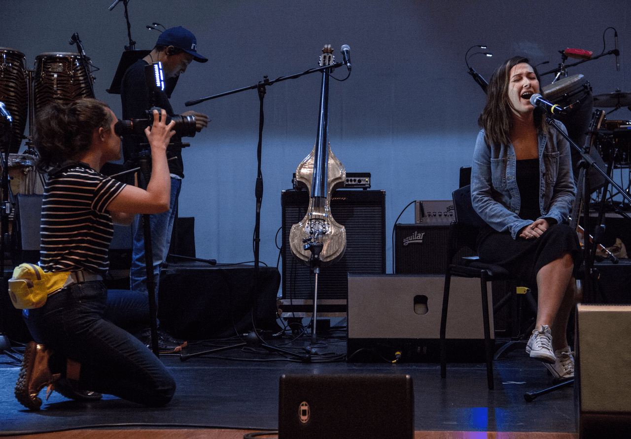 Nella cautiva a los pocos asistentes a la prueba de sonido para su presentación.