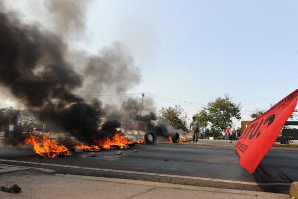 El subcoordinador del FNRP, Juan Barahona detalló a la agencia de noticias AFP que 'Zelaya ha sido sometido a un juicio político y la Corte Suprema de Justicia no tiene voluntad de resolverlo'.