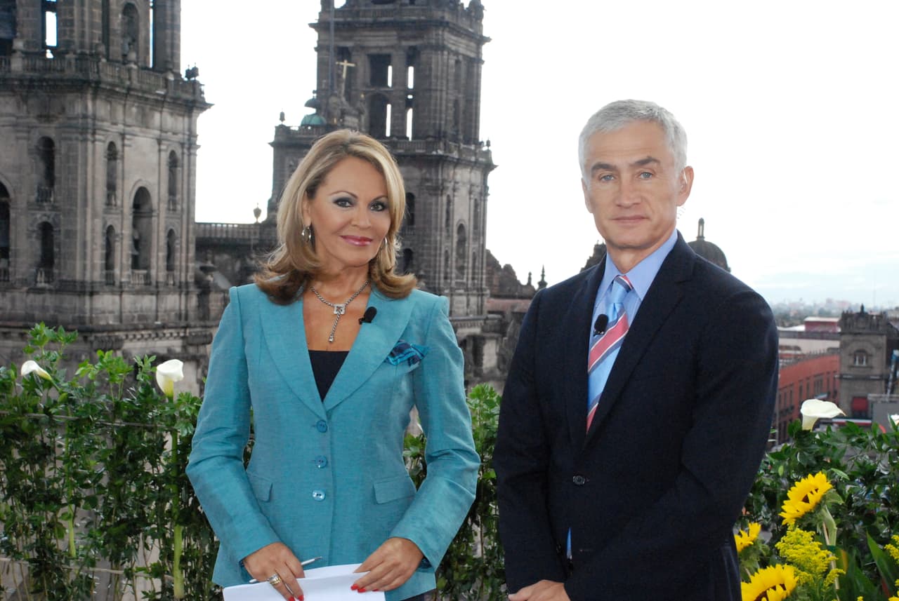 Junto a Jorge Ramos, María Elena Salinas transmitió para Univisión desde el Zócalo de la capital mexicana los eventos por el bicentenario de México en septiembre de 2010. 
<br>