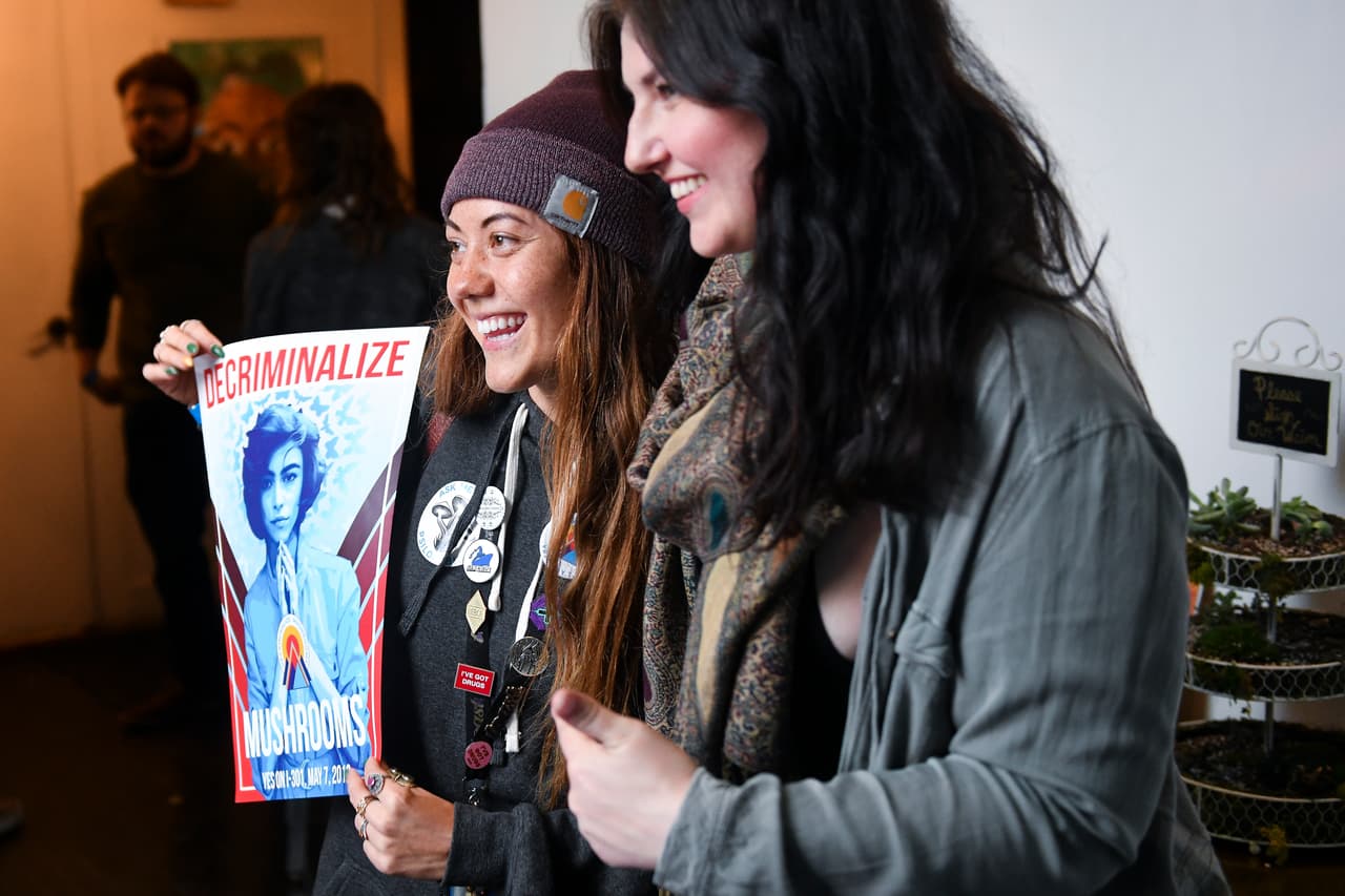 Denver da vuelta a resultados y se convierte en la primera ciudad que aprueba el uso de hongos alucinógenos