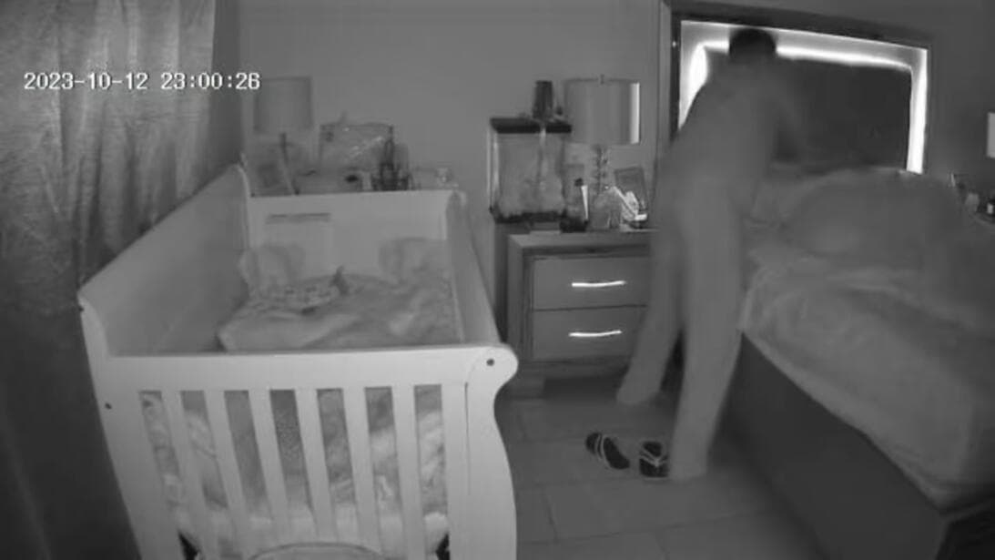 La llamada continúa y la operadora le pregunta si hay alguien más en casa, el adolescente le dice que no, que 
<b><a href="https://www.univision.com/local/miami-wltv/lo-que-se-sabe-asesinato-madre-manos-hijo-13-anos-hialeah-fotos">está con su hermana de apenas 14 días de nacida</a>,</b> quien duerme en la cuna.
<br>
<b>Dereck Rosa:</b> Está dormida.
<br>
<b>Dereck Rosa:</b> Señorita, ¿qué hago si se despierta?
<br>La operadora luego le consulta si todavía pueden ayudar a la mamá, a lo que dice:
<br>
<b>Dereck Rosa:</b> Señorita, ella está muerta. Yo tengo otros familiares que pueden hacerse cargo de mi hermanita.
<br>