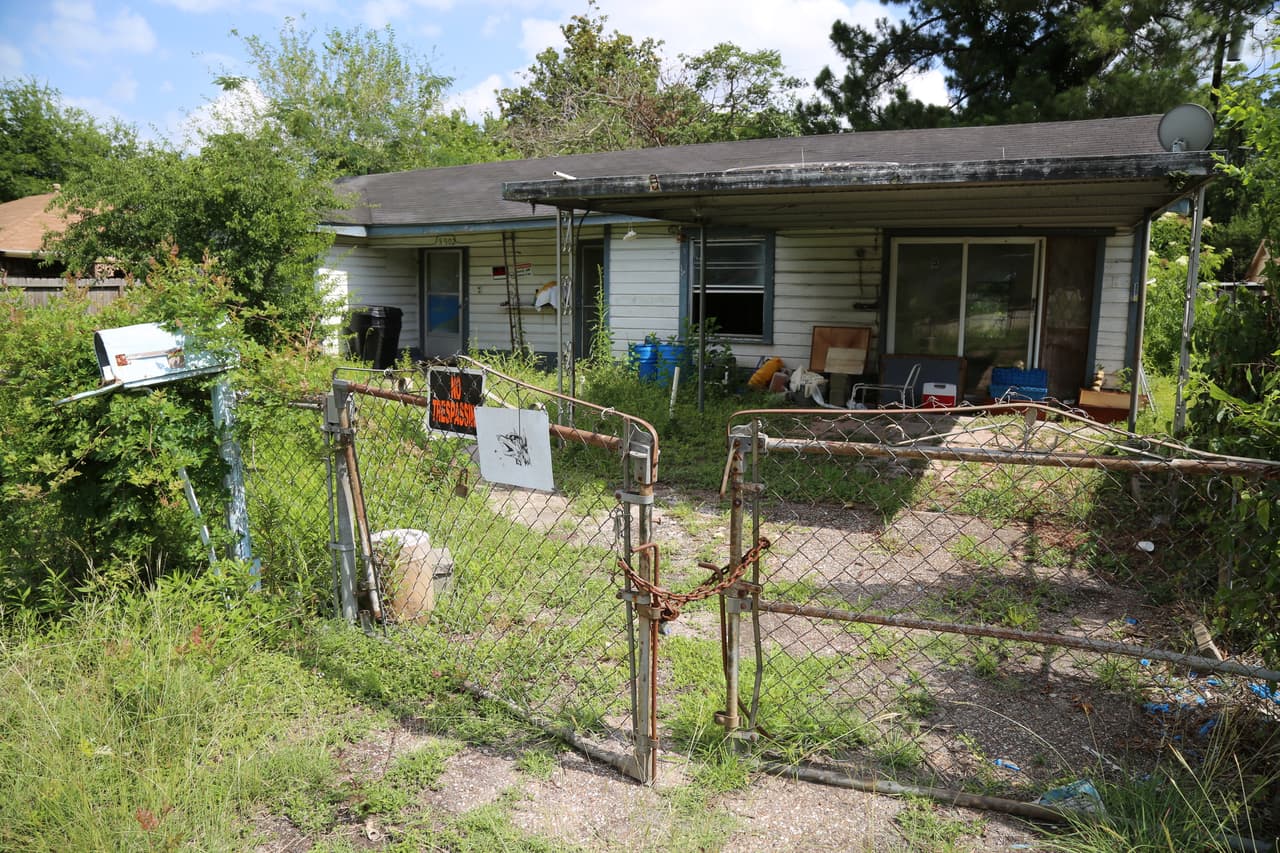 Muchos de los residentes de Kashmere Gardens no han podido regresar a sus casas y tampoco han podido iniciar las reparaciones.