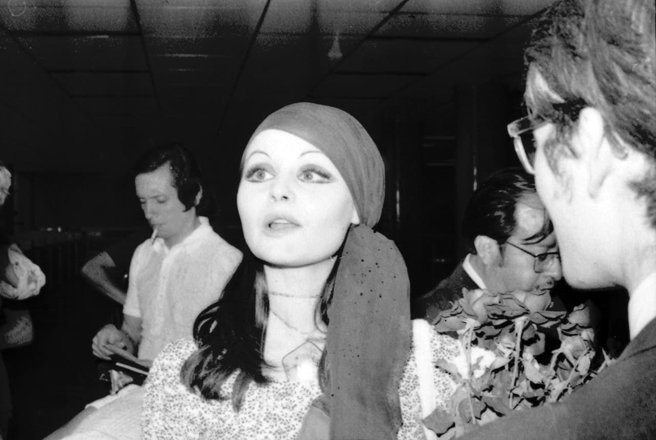 En 1977 graba su disco titulado 'Una Vez Más', con el que deja clara su inclinación por la música.