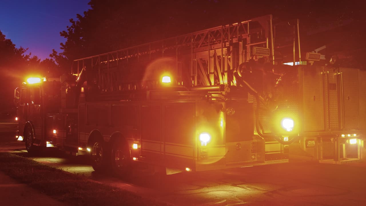 Tres niños mueren en un incendio cerca de Canton: bomberos tuvieron que abrir una pared para rescatarlos