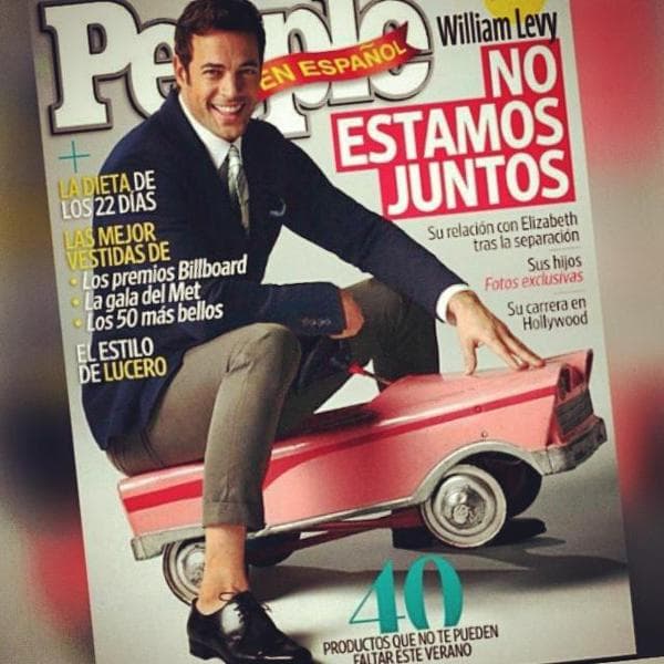 Curiosamente, aunque el tema de su separación es algo serio, en portada William se nota alegre y monta un auto de juguete.