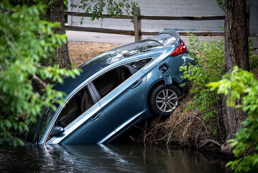 El Departamento de Policía recibió un aviso sobre un automóvil que se encontraba dentro del río Jordan.