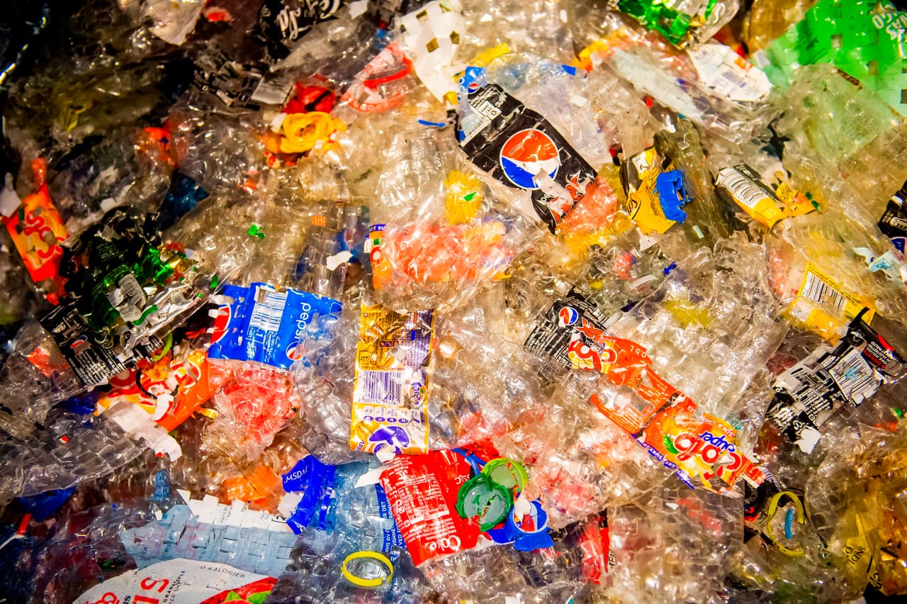 A la mujer, el aparato le devolvió un boleto con un código de barras que le da derecho a alrededor de 30 coronas (unos 3,25 dólares) en efectivo. Como una ventaja adicional, las máquinas de depósito ofrecen a los clientes la opción de utilizar su reembolso para comprar un boleto de lotería que beneficia a organizaciones caritativa. Esta fotografía fue tomada en una planta de reciclaje en Asker, sureste de Noruega.
<br>