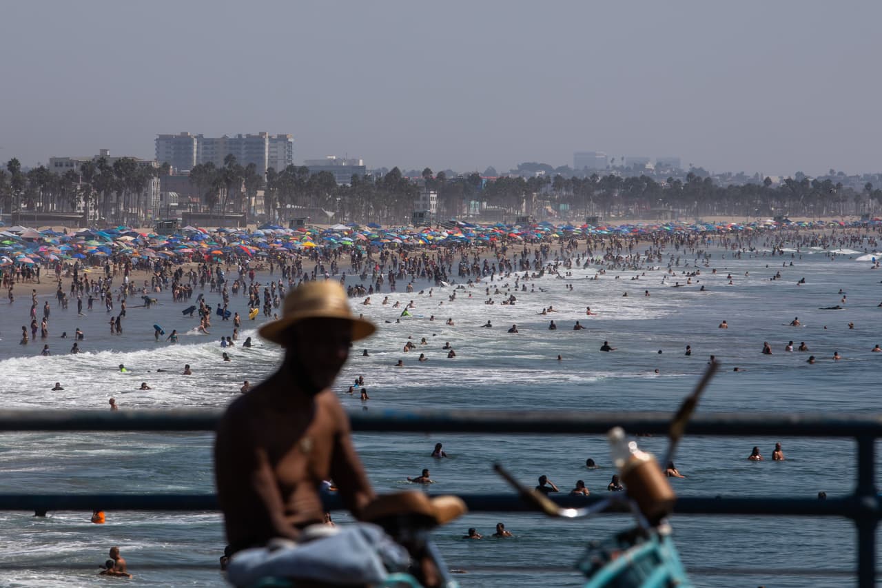 Si bien las autoridades locales mantienen la vigilancia para hacer cumplir las medidas de distanciamiento social y el
<a href="https://www.univision.com/local/los-angeles-kmex/se-esta-cumpliendo-el-uso-obligatorio-de-mascarillas-en-los-angeles-estas-imagenes-te-lo-dicen-fotos">uso de mascarillas</a>, las aglomeraciones son una potencial fuente de contagios de acuerdo con los Centros de Control y prevención de enfermedades.