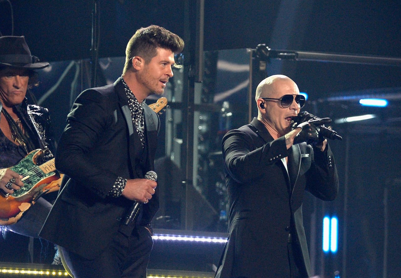 Pitbull como siempre se robó la atención al pararse sobre el escenario, pero no lo hizo una vez, ¡sino dos!