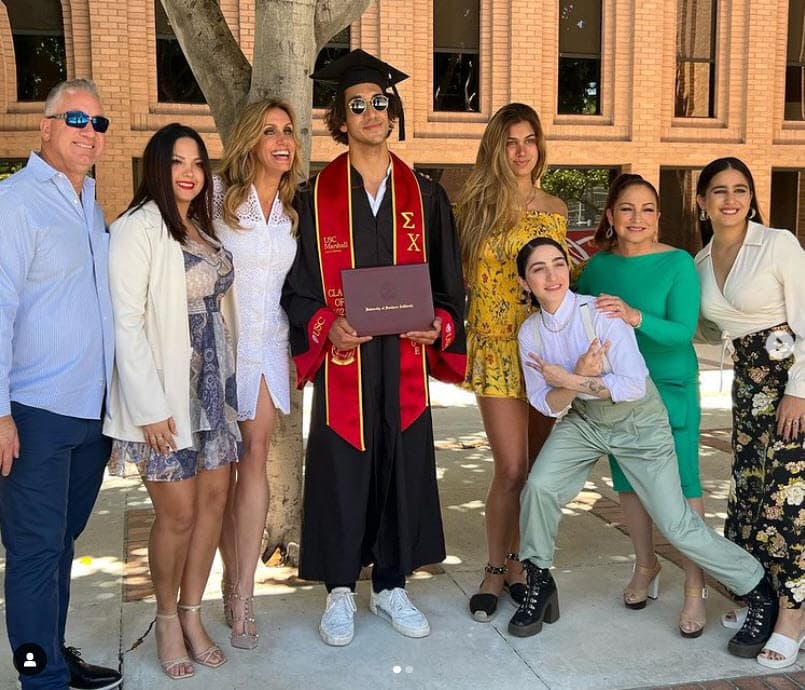 Pero también asistieron Gloria Estefan, su hija Emily y su pareja Gemeny Hernández.
<br>