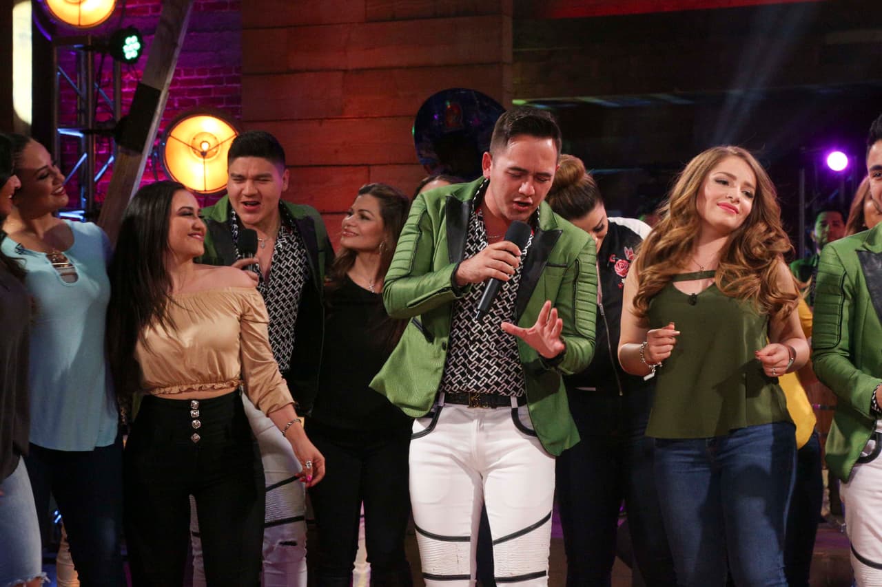 La Reina de la Canción se engalanó con la visita de Banda Carnaval, quienes interpretaron su éxito 'Ella es mi mujer' para todas las concursantes y aprovecharon para mostrar sus mejores pasos de baile.