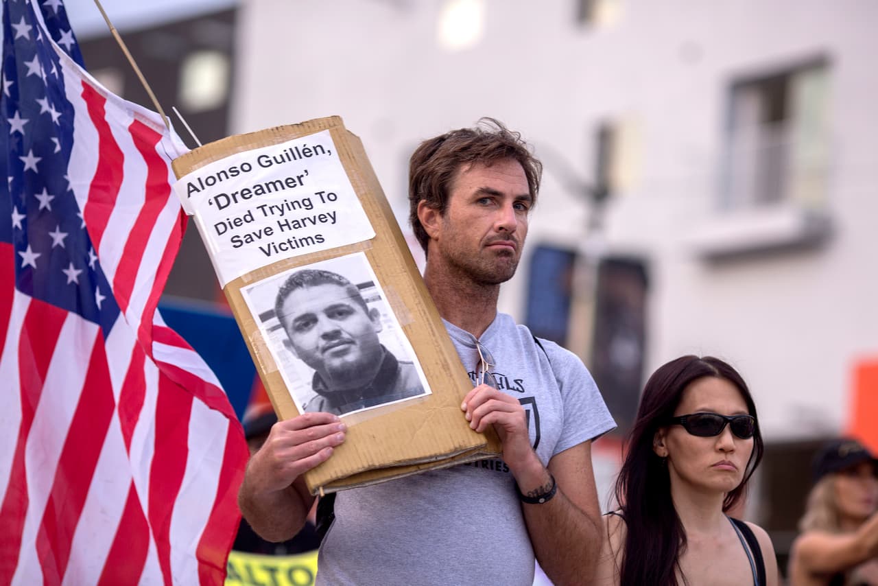 El
<b><a href="https://www.univision.com/temas/huracan-harvey">huracán Harvey</a></b>, que provocó inundaciones históricas en Texas a finales de agosto, dejó
<a href="http://www.texastribune.org/2017/10/13/harveys-death-toll-reaches-93-people/">88 víctimas mortales</a>, incluido el mexicano
<b>Alonso Guillén. </b>Este texano de 31 años, beneficiario del programa DACA, salió en barca con dos amigos para ayudar a las víctimas de las fuertes lluvias y la embarcación volcó. En el accidente también murió
<a href="http://www.univision.com/shows/primer-impacto/devastada-la-esposa-de-tomas-carreon-enfrenta-la-perdida-del-padre-de-sus-tres-hijos">Tomás Carreón, de 24 años</a>. La cancelación del programa DACA, que protegía de la deportación a cientos de miles de dreamers, llegó días después del huracán, por lo que miles de manifestantes
<b><a href="https://www.univision.com/houston/kxln/noticias/huracan-harvey/estos-beneficiarios-de-daca-se-arremangaron-para-socorrer-a-los-afectados-por-harvey">reivindicaron la contribución de estos jóvenes durante las inundaciones</a></b>: trabajaron de bomberos, hicieron de voluntarios y ofrecieron sus casas. En la imagen, un manifestante en Los Ángeles con un cartel en recuerdo de Guillén. Tres meses después del paso de Harvey, unos 47,000 texanos seguían viviendo en hoteles y se mantiene la preocupación de que una nueva tormenta vuelva a
<b>dejar bajo el agua a parte de la enorme ciudad de Houston</b>, poco preparada para ello.