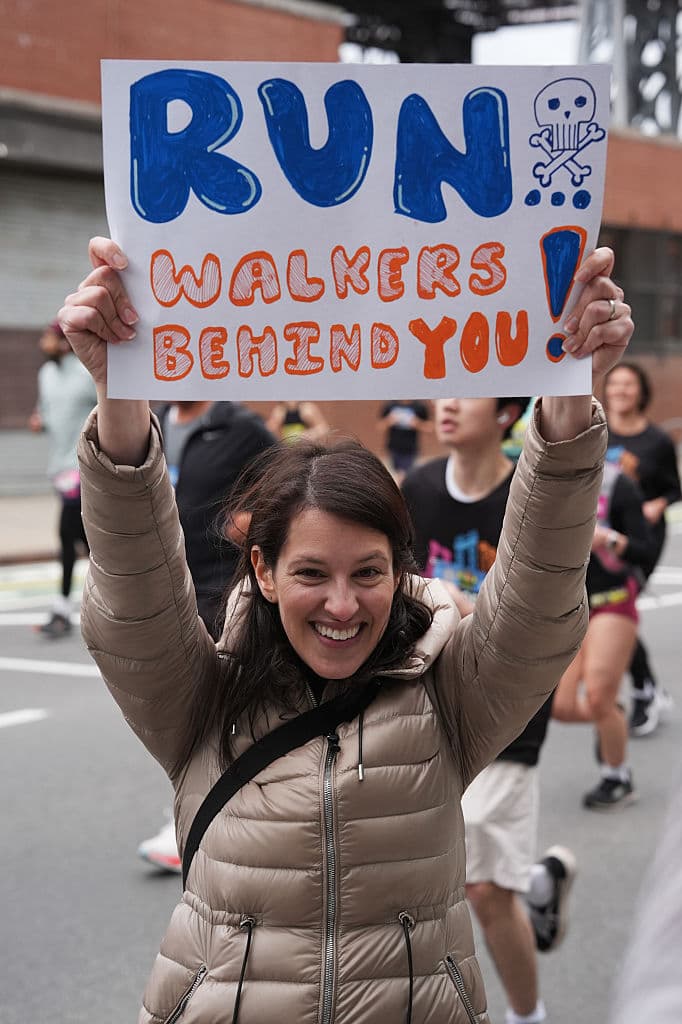 En las calles cercanas a 
<b><a href="https://www.univision.com/local/nueva-york-wxtv/caiman-lago-prospect-park-brooklyn-rehabilitacion-el-bronx" target="_blank">Prospect Park, en Brooklyn</a></b>, entre las personas que ofrecían apoyo a los atletas, no faltaron quienes como esta joven, los invitaban a acelerar el paso, pues detrás tenían 'walkers', el equivalente a zombis en la serie.