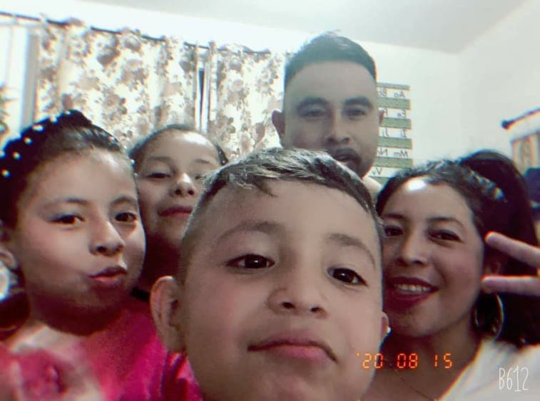 Además, los hijos están confundidos por lo que pasó. “
<b>Los niños pues los estamos a aquí cuidando, incluso por eso no fuimos ahorita a verla</b>, no más está su esposo allá con ella y mi esposa y yo estamos aquí con los niños”, dijo Benigno.