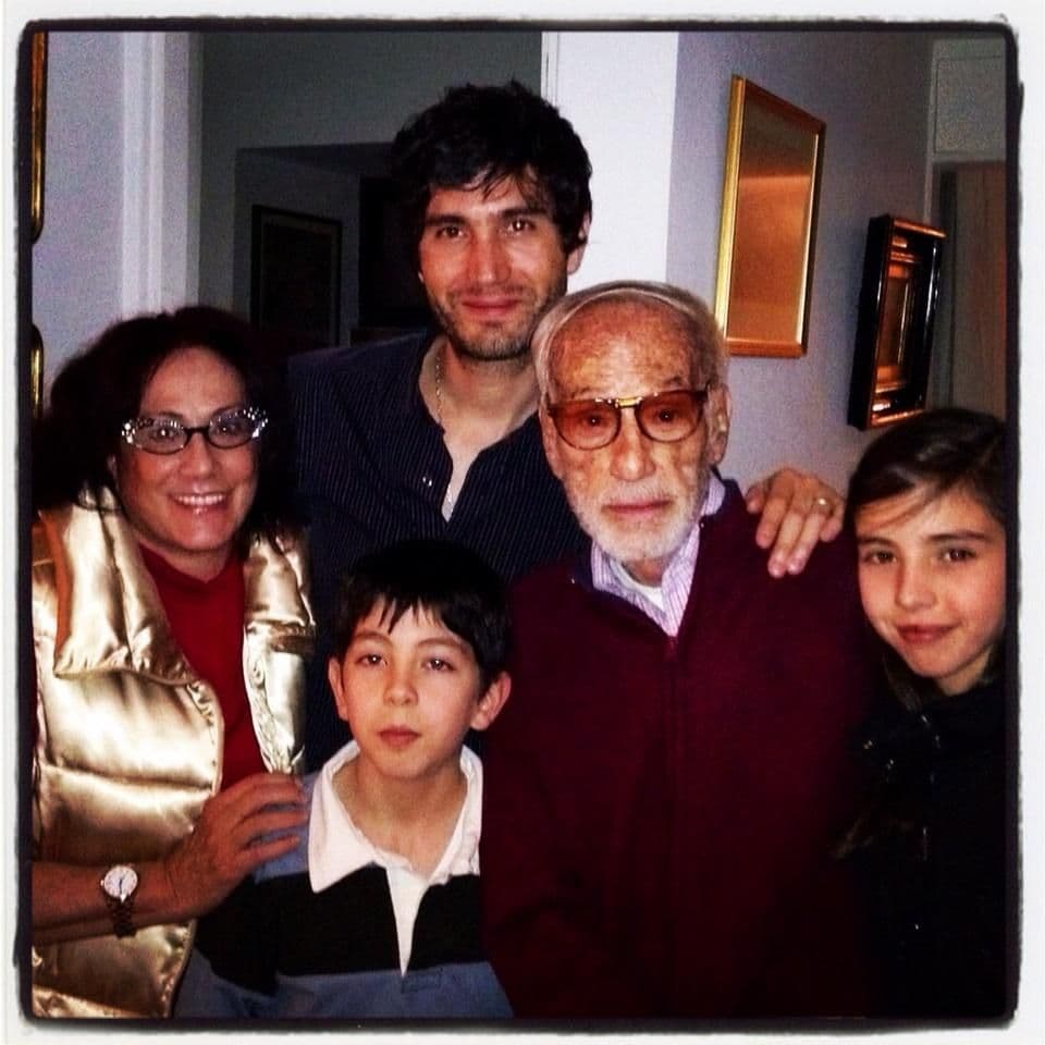 Benny siempre ha sido cercano a su madre y lo fue con su abuelo. Aquí aparecen en una foto familiar con los hijos de Benny, Mateo y María, cuando éstos todavía eran niños.