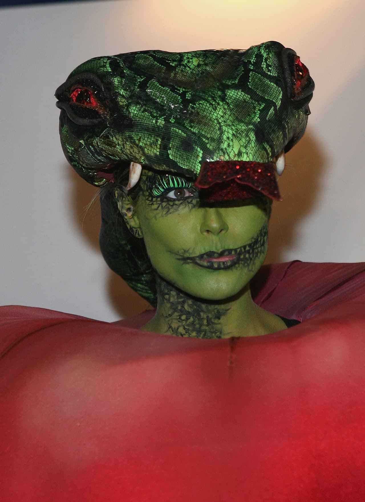 Del cuerpo cubierto con una redonda estructura salía su cabeza que con un tocado y maquillaje reproducía la piel de una serpiente.