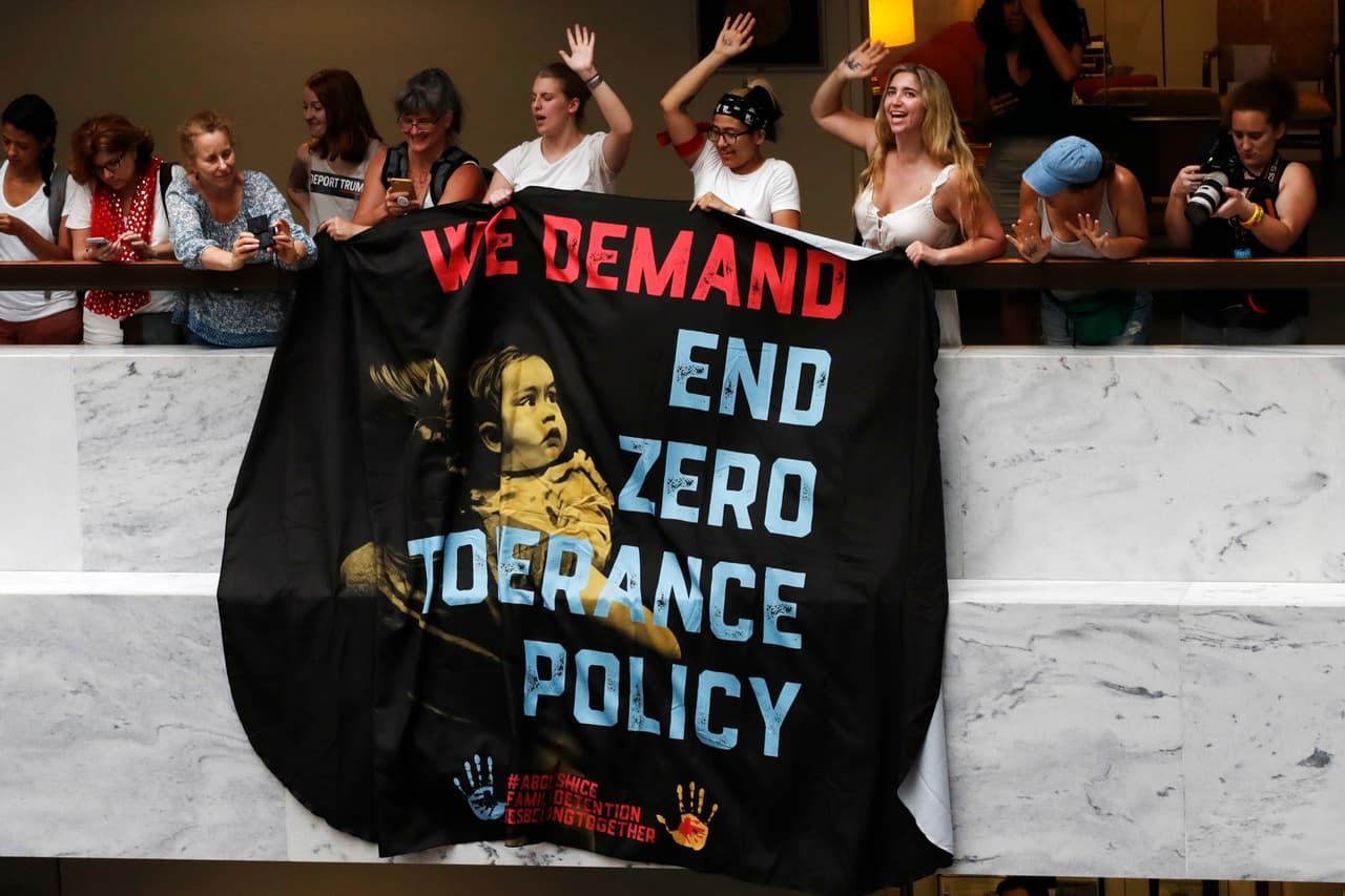 Con la orden ejecutiva firmada por el presidente la semana pasada, el presidente prometió poner fin a la sepación de familias en la frontera sur. Sin embargo indicó que la politica de 'tolerancia cero' continúa. De modo que hay dudas sobre cómo continuará aplicándose sin separar a los niños de sus padres.