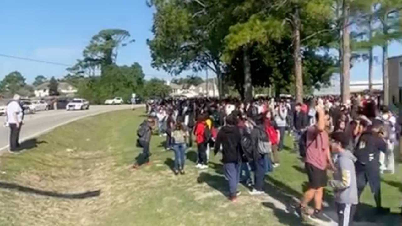 La supuesta amenaza de bomba no fue real, tras evacuar a los estudiantes y ponerlos a salvo, los investigadores indicaron que no se había localizado el artefacto.